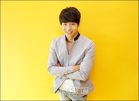 SBS수목드라마 에서 이각 역의 배우 박유천이 31일 오후 서울 상암동 오마이스타 사무실에서 인터뷰에 앞서 포즈를 취하고 있다.